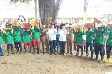 BAZNAS Kabupaten Kuningan Bantu Kelengkapan Kerja untuk Pemulung