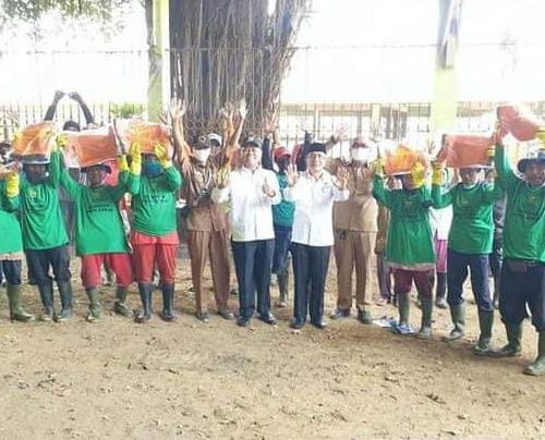 BAZNAS Kabupaten Kuningan Bantu Kelengkapan Kerja untuk Pemulung